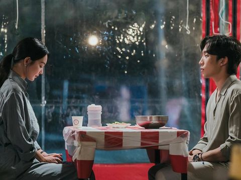 Drama Korea Hometown Cha Cha Cha (2021) Shin Min-a dan Lee Sang-yi dalam drama Korea Hometown Cha Cha Cha (2021). (tvN)