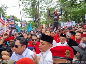 Eri-Armuji Tiba di KPU Surabaya Didampingi 18 Parpol Pendukung Eri-Armuji Tiba di KPU Surabaya Didampingi 18 Parpol Pendukung
