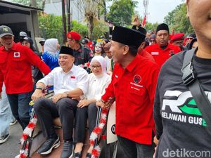 Daftar ke KPU Surabaya, Eri-Armuji Naik Becak Diiringi Reog dan Banteng Daftar ke KPU Surabaya, Eri-Armuji Naik Becak Diiringi Reog dan Banteng