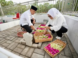 Tangis Eri Saat Ziarah ke Makam Ayah Sebelum Daftar ke KPU Surabaya