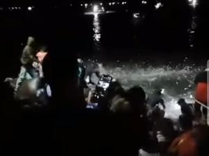 Momen Ikan-ikan Naik ke Permukaan di Pesisir Pantai Selatan Jabar Momen Ikan-ikan Naik ke Permukaan di Pesisir Pantai Selatan Jabar