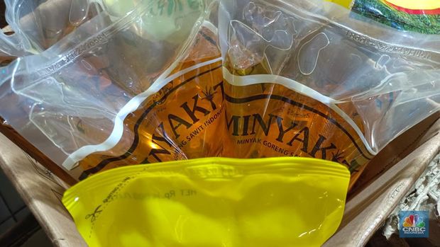 Harga Minyakita di Pasar Tebet Timur, Jakarta Selatan dipatok Rp17.000 per liter. (CNBC Indonesia/Martyasari Rizky)