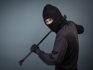 Kelakuan Maling di Pluit Congkel Spion Mobil yang Terjebak Kemacetan Kelakuan Maling di Pluit Congkel Spion Mobil yang Terjebak Kemacetan