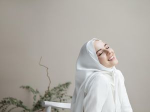8 Tips Memilih Warna Kerudung Sesuai Tone Baju dan Kulit Wajah