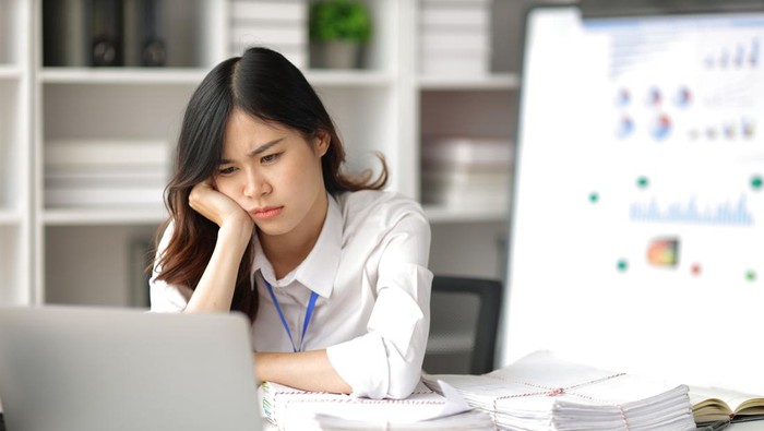 Ilustrasi perempuan stres di kantor Asian women who are serious about working in the office are stressed by working too hard and missing deadlines.