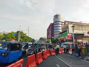 Jalan Salemba Raya Depan KPU DKI Ditutup Sebagian Jelang Pendaftaran Pilgub Jalan Salemba Raya Depan KPU DKI Ditutup Sebagian Jelang Pendaftaran Pilgub
