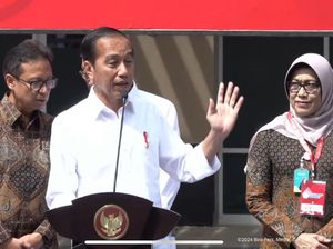 Jokowi Bagikan Bansos Beras ke Warga di Condongcatur Sleman Jokowi Bagikan Bansos Beras ke Warga di Condongcatur Sleman