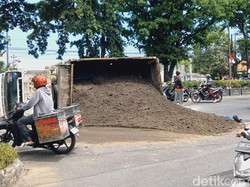 Truk Pasir Terguling di Jalan Adi Sucipto Solo, Lalu Lintas Tersendat