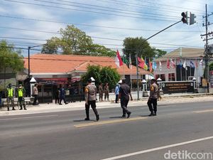KPU Madiun Dijaga Ketat Jelang 2 Petahana Pecah Kongsi Daftar Pilbup KPU Madiun Dijaga Ketat Jelang 2 Petahana Pecah Kongsi Daftar Pilbup