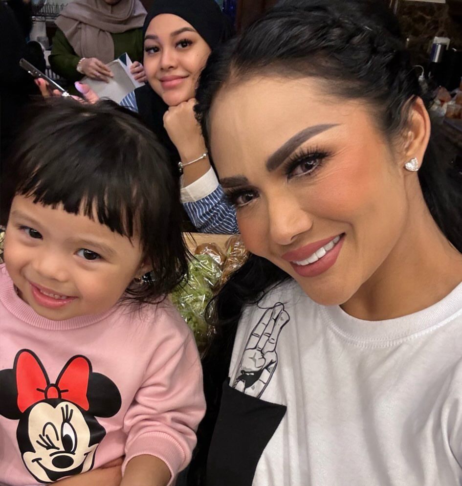 Kris Dayanti Momong Cucu