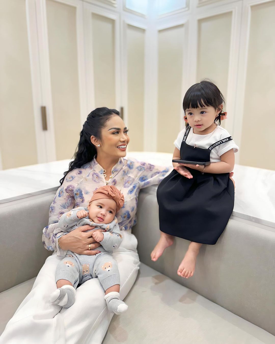 Kris Dayanti Momong Cucu