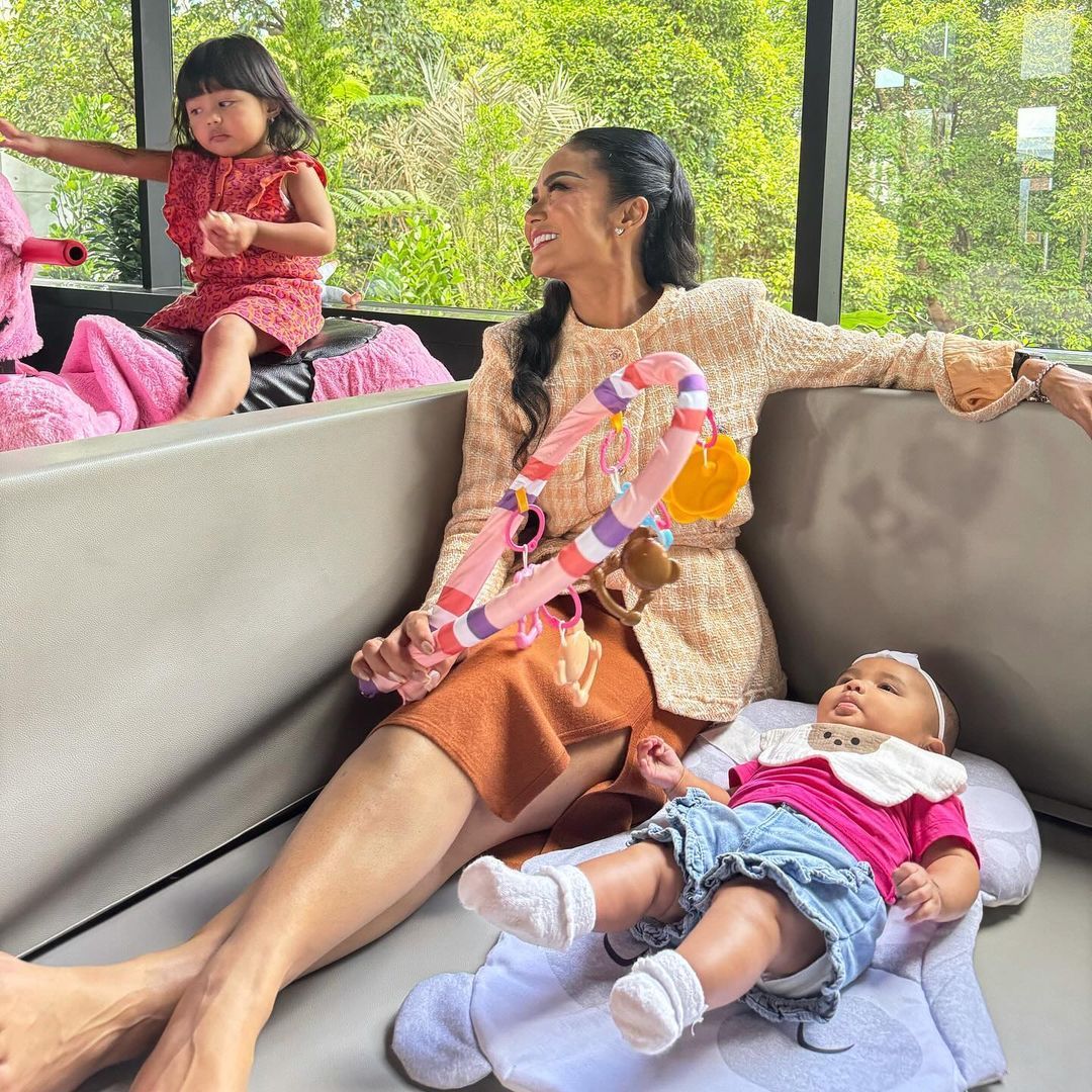 Kris Dayanti Momong Cucu