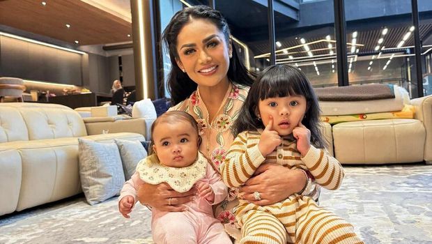 Kris Dayanti Momong Cucu