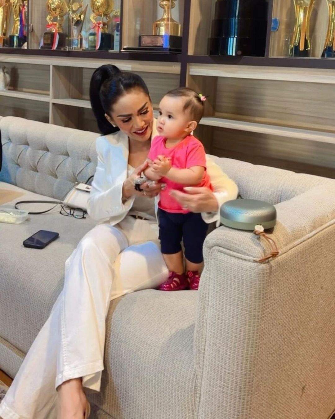 Kris Dayanti Momong Cucu