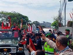 Gaya Kris Dayanti-Kresna Dewanata Naik Jip Saat Daftar ke KPU Kota Batu