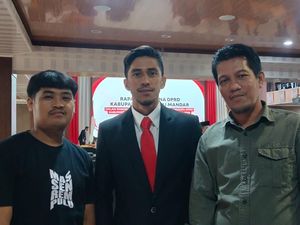 Eks Bek PSM Makassar Ardan Aras Dilantik Jadi Anggota DPRD Polman Eks Bek PSM Makassar Ardan Aras Dilantik Jadi Anggota DPRD Polman
