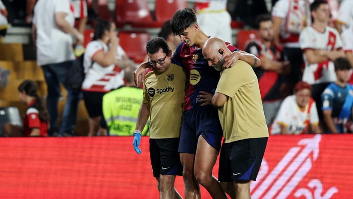 Soccer Football - LaLiga - Rayo Vallecano v FC Barcelona - Campo de Futbol de Vallecas, Madrid, Spain - August 27, 2024 FC Barcelonas Marc Bernal receives medical attention after sustaining an injury REUTERS/Violeta Santos Moura