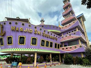 Cantik! Masjid Warna Ungu Berbentuk Perahu yang Eksis di Sukabumi Cantik! Masjid Warna Ungu Berbentuk Perahu yang Eksis di Sukabumi