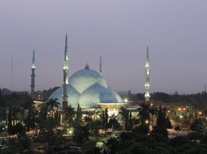 Intip 5 Keunikan Masjid Raya Al-Azhom, Ada Payung seperti di Masjid Nabawi