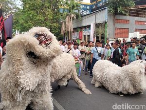 Kesenian Rakyat Iringi Pendaftaran Khofifah-Emil ke KPU Jatim