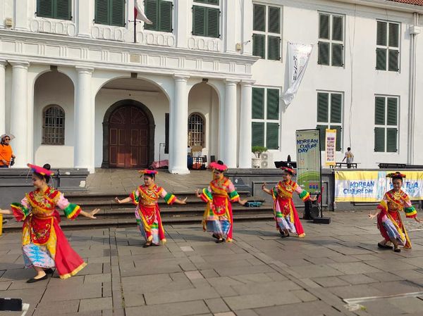 Potret Siswa SMKN 57 Jakarta Melestarikan Seni Tari Betawi