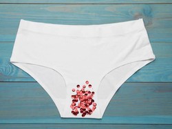 Sudah Waktunya Haid tapi yang Keluar Flek Cokelat, Apa Hukum Salatnya?