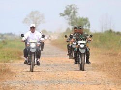 Mentan Keliling Pakai Motor Babinsa Cek Potensi Pertanian Kapuas