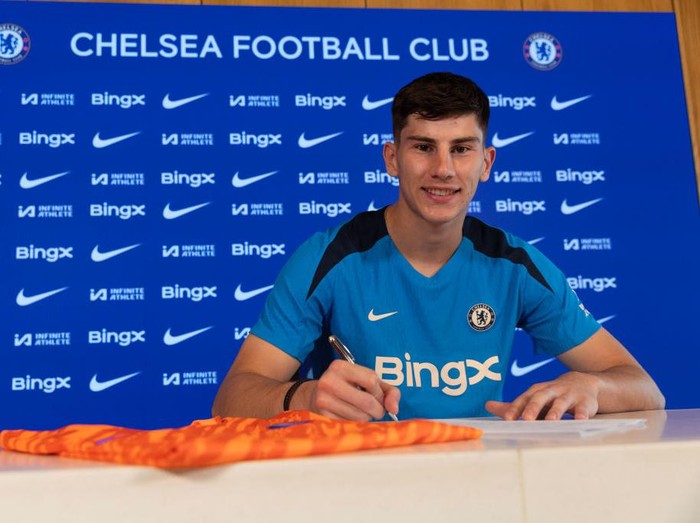 COBHAM, ENGLAND - AUGUST 27: Mike Penders poses for the camera as he signs for Chelsea Football Club at Chelsea Training Ground on August 27, 2024 in Cobham, England.  (Photo by Chris Lee - Chelsea FC/Chelsea FC via Getty Images)