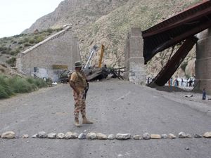 Ledakan Bom Mobil Guncang Pakistan, 4 Orang Tewas-12 Luka Ledakan Bom Mobil Guncang Pakistan, 4 Orang Tewas-12 Luka