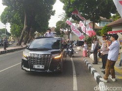 Aziz-Mansyur Daftar Pilkada Kota Magelang Naik Alphard: Mlaku Kesel