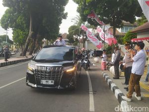 Aziz-Mansyur Daftar Pilkada Kota Magelang Naik Alphard: Mlaku Kesel Aziz-Mansyur Daftar Pilkada Kota Magelang Naik Alphard: Mlaku Kesel