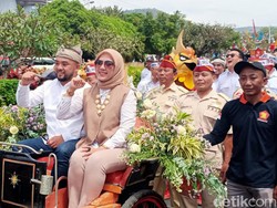 Pawai Karnaval Antar Nurochman-Heli Suyanto Daftar ke KPU Kota Batu