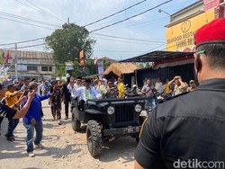 Asep Japar-Andreas Daftar ke KPU Sukabumi Naik Mobil Klasik