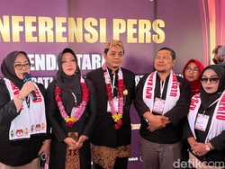 Pasangan Idola Pakai Busana Adat Jawa Saat Daftar ke KPU Mojokerto