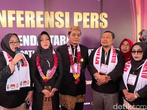 Pasangan Idola Pakai Busana Adat Jawa Saat Daftar ke KPU Mojokerto Pasangan Idola Pakai Busana Adat Jawa Saat Daftar ke KPU Mojokerto