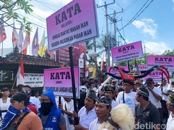Kakarsana-Tagel Arjana Diiringi Pendemo Daftar ke KPU Gianyar