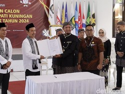 Berpeci dan Selendang Batik, Paslon Yanuar-Udin Daftar Pilbup Kuningan