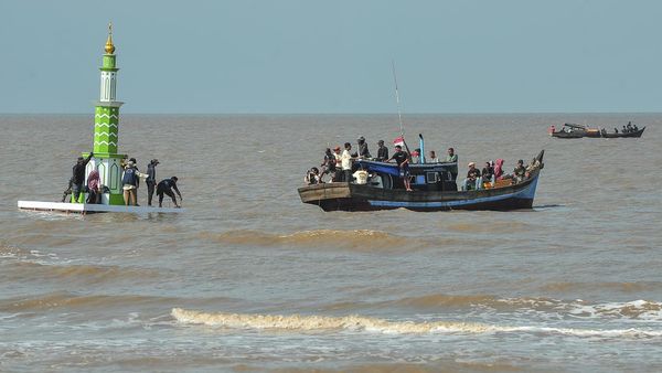 Pemindahan Menara Adat Jelang Tradisi Mandi Safar di Jambi