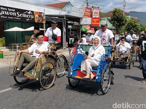 Naik Becak Diiringi Selawat, Amalia-Wahid Daftar ke KPU Banjarnegara Naik Becak Diiringi Selawat, Amalia-Wahid Daftar ke KPU Banjarnegara