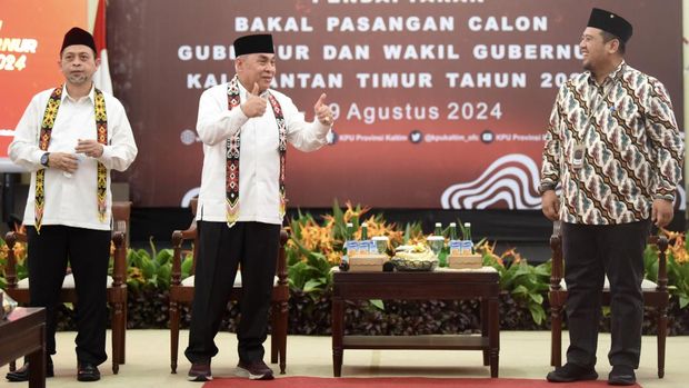 Ketua Komisi Pemilihan Umum (KPU) Provinsi Kalimantan Timur Fahmi Idris (kanan) berbincang dengan bakal calon Gubernur Kalimantan Timur Isran Noor (kedua kiri) dan bakal calon Wakil Gubernur Hadi Mulyadi (kiri) saat mendaftarkan diri sebagai peserta Pilgub 2024 di KPU Provinsi Kalimantan Timur, di Samarinda, Rabu (28/8/2024). Isran Noor dan Hadi Mulyadi resmi mendaftarkan diri sebagai peserta pencalonan Pilgub Kaltim 2024. ANTARA FOTO/M Risyal Hidayat