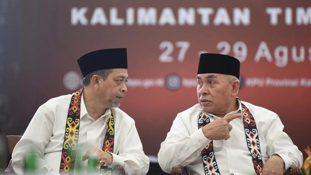 Bakal calon Gubernur Kalimantan Timur Isran Noor (kanan) berbincang dengan bakal calon Wakil Gubernur Hadi Mulyadi (kiri) saat mendaftarkan diri sebagai peserta Pilgub 2024 di KPU Provinsi Kalimantan Timur, di Samarinda, Rabu (28/8/2024). Isran Noor dan Hadi Mulyadi resmi mendaftarkan diri sebagai peserta pencalonan Pilgub Kaltim 2024. ANTARA FOTO/M Risyal Hidayat