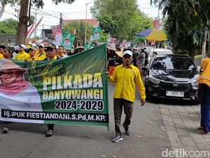 Jalan Kaki ke KPU Banyuwangi, Ipuk-Mujiono Diiringi Caping dan Barong Jalan Kaki ke KPU Banyuwangi, Ipuk-Mujiono Diiringi Caping dan Barong