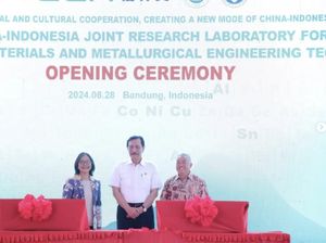Menko Luhut Resmikan Lab Gabungan RI-China Bidang Energi Baru & Metalurgi di ITB Menko Luhut Resmikan Lab Gabungan RI-China Bidang Energi Baru & Metalurgi di ITB