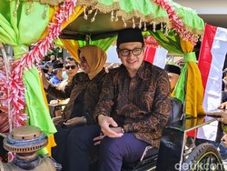 Yuli-Dion Daftar Pilkada Purworejo Naik Andong-Dikawal Prajurit, Ini Maknanya