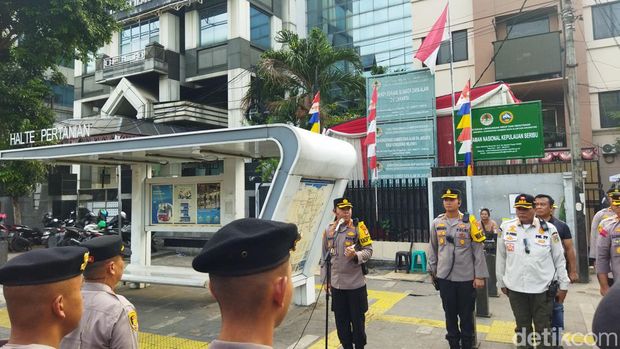 Polisi melakukan rekayasa lalu lintas di Jalan Salemba Raya, Jakarta Pusat menjelang pendaftaran paslon gubernur dan wakil gubernur di kantor KPU DKI Jakarta.