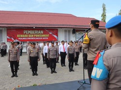 12 Polisi Kota Probolinggo Dapat Reward, 3 Kena Punishment