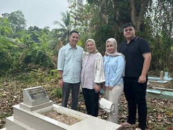 Jelang Pendaftaran ke KPU, Ratu Dewa Ziarah ke Makam Orang Tua-Leluhur