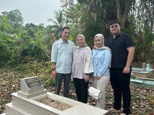 Jelang Pendaftaran ke KPU, Ratu Dewa Ziarah ke Makam Orang Tua-Leluhur Jelang Pendaftaran ke KPU, Ratu Dewa Ziarah ke Makam Orang Tua-Leluhur