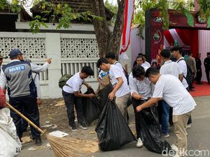 Relawan Bersihkan Sampah di KPU Jatim Usai Antar Khofifah-Emil Daftar