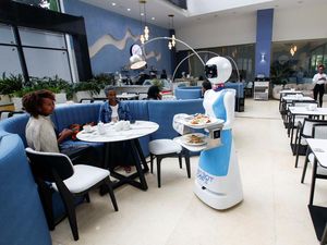 Sensasi Makan di Kafe Robot Kenya Sensasi Makan di Kafe Robot Kenya